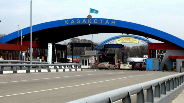 Россияне массово вывозят бензин из Казахстана: пограничники открыли сезон охоты