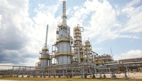 Обсяги переробки нафти в Росії впали до мінімуму за 21 рік – Bloomberg