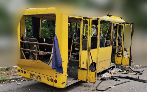 Ворог знову вдарив по маршрутці в центрі Херсона, є постраждалі