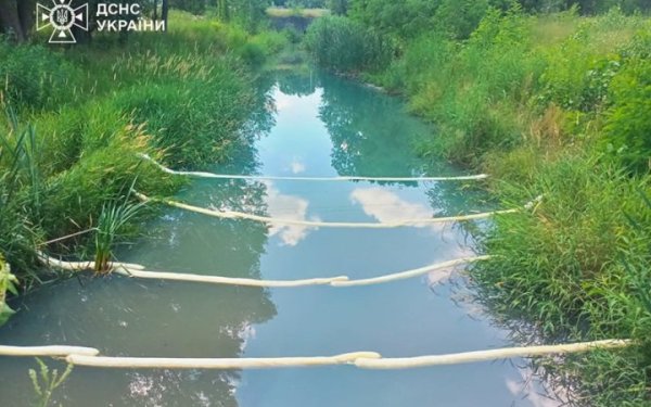 У Києві після російського удару стався витік нафтопродуктів в озеро на Оболоні