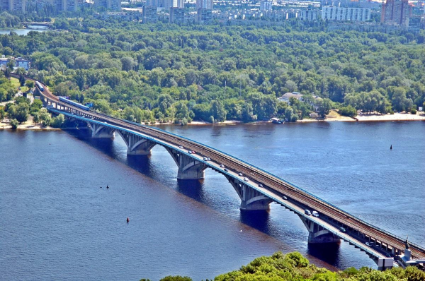 У Києві частково перекриють міст Метро: коли змінять рух транспорту
