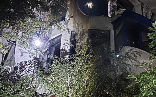 В Одесі ворожий дрон влучив в житлову багатоповерхівку (доповнено)