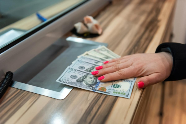 Скільки коштуватимуть 100 доларів: прогноз банкіра на перший тиждень вересня