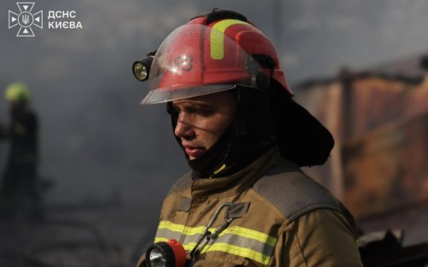 Дрон впав в Оболонському районі Києва: є загоряння у багатоповерхівці (оновлено)