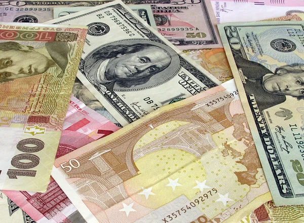Курс валют на межбанке: доллар и евро подорожали на 6 копеек
