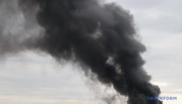 У Миколаєві росіяни вдень атакували портову інфраструктуру, пошкоджене судно