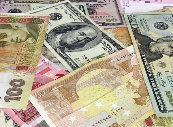 Курс валют на межбанке: доллар потерял 1 копейку, евро — 6 копеек