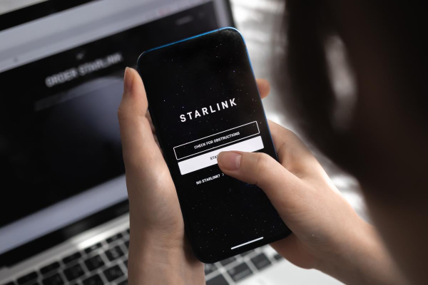 Росія хоче залишити українців без зв’язку: чи врятує Starlink та скільки це коштує