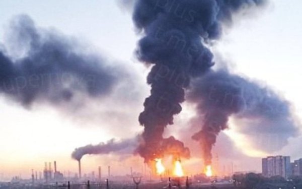 Зеленський: Сили оборони уразили Московський НПЗ “Паляницею” та “Фламінго”
