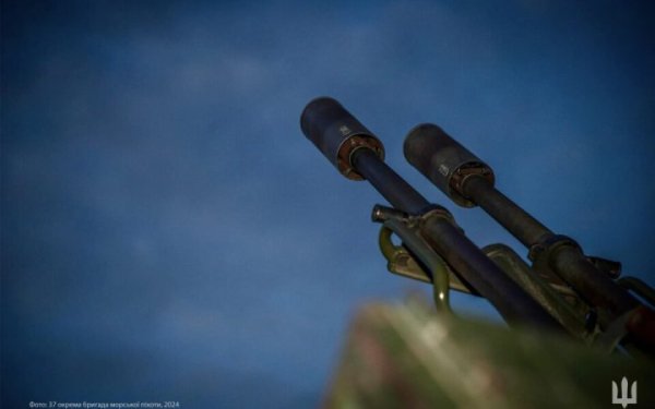 Росія атакує Київ дронами. Є влучання по АЗС, складах і підприємству