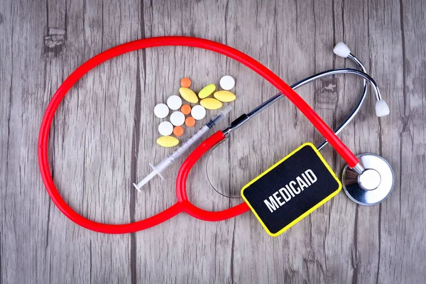 Нигерийский вождь получил от Medicaid более $34 млн и построил дворец с золотыми статуями