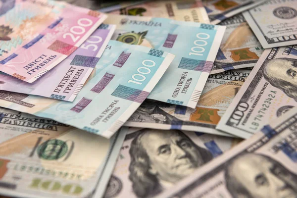 Курс валют на межбанке: доллар стабилен, евро пошло вниз