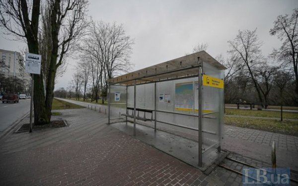 Київпастранс пояснив, чому на столичній Лук’янівці встановили скляні зупинки