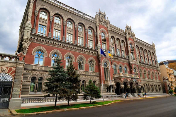 Международные резервы упали на 5%: НБУ наращивает валютный кэш на фоне риска сокращения помощи