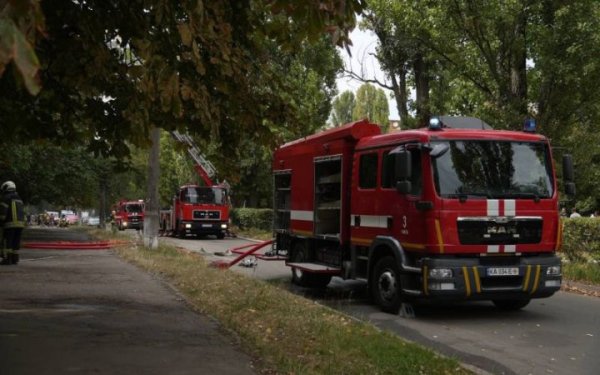 Дрони атакували Київ: пожежа на території навчального закладу та пошкоджений медзаклад (оновлено)