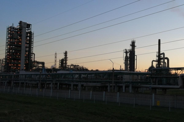 НПЗ у Ярославлі призупинив переробку нафти після атаки українських дронів, - Reuters