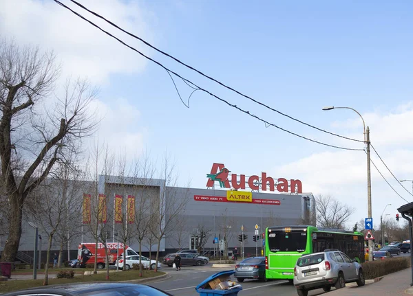 Россия забрала контроль над бизнесом Auchan и Nestlé: активы отдали бывшему генералу полиции