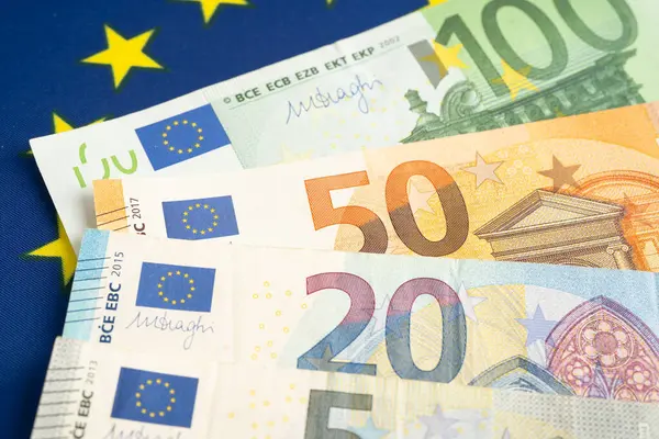 Евро снова слабеет к доллару: что давит на курс EUR/USD