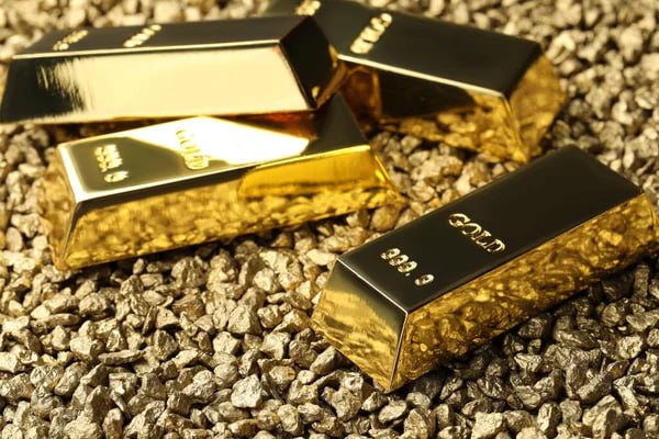 Золото вернулось выше $4400: рынок готовится к отчету США