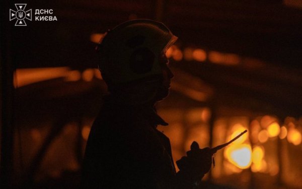 В Києві внаслідок вечірньої ворожої атаки постраждала людина