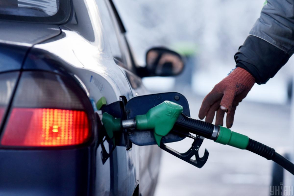 Дизель коштуватиме 100 грн, бензин – 90: експерт про можливий дефіцит пального