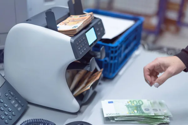Украинцы скупают валюту на $34 млн в день: что происходит с деньгами правительства