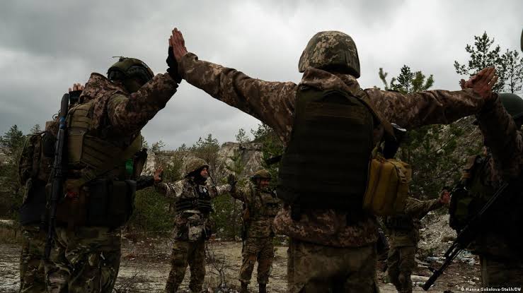 Фрази, щоб підтримати людину на війні: 30 прикладів