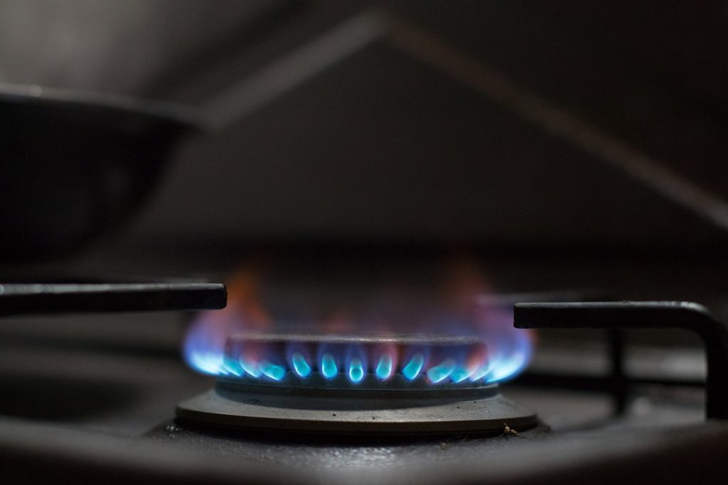Без газу до 30 жовтня в центрі Запоріжжя: які вулиці відключили, коли пуск і що робити мешканцям Полум'я газового пальника на кухонній плиті