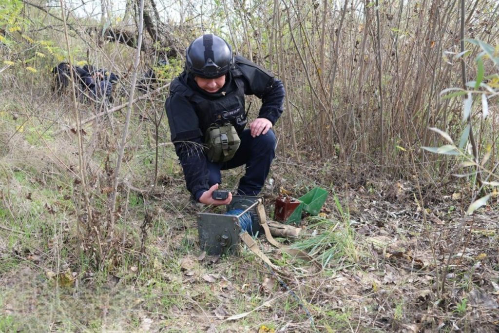ФАБ-500 на Хортиці: чи безпечно гуляти на острові в Запоріжжі і що робити, якщо знайшли підозрілий предмет Сапер ДСНС на острові Хортиця під час знешкодження авіабомби ФАБ-500