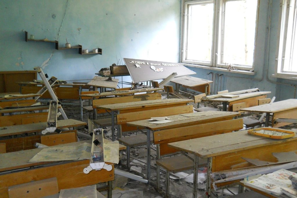 Фіктивні вчителі заради відстрочки в Запоріжжі: 60 чоловіків у школах, 11 підозр і хто з педагогів має право на бронь Шкільний клас із партами, архівне фото