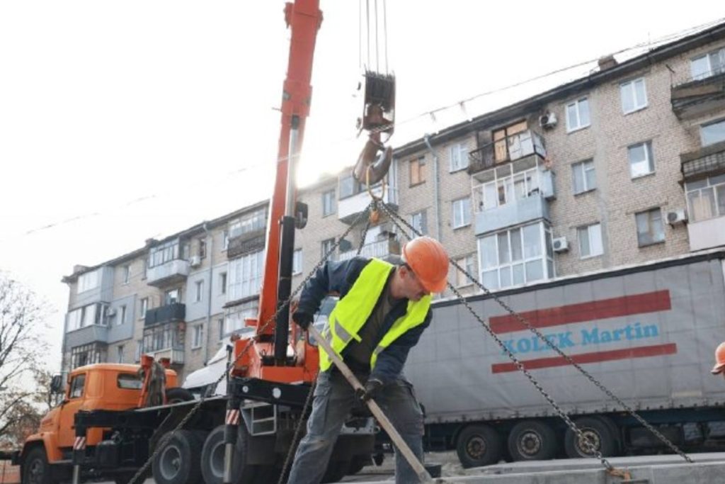 Мобільні укриття в Запоріжжі на маршрутах шкільних автобусів: 18 конструкцій на 360 місць — де, коли й для кого Монтаж мобільного укриття краном біля житлового будинку в Запоріжжі