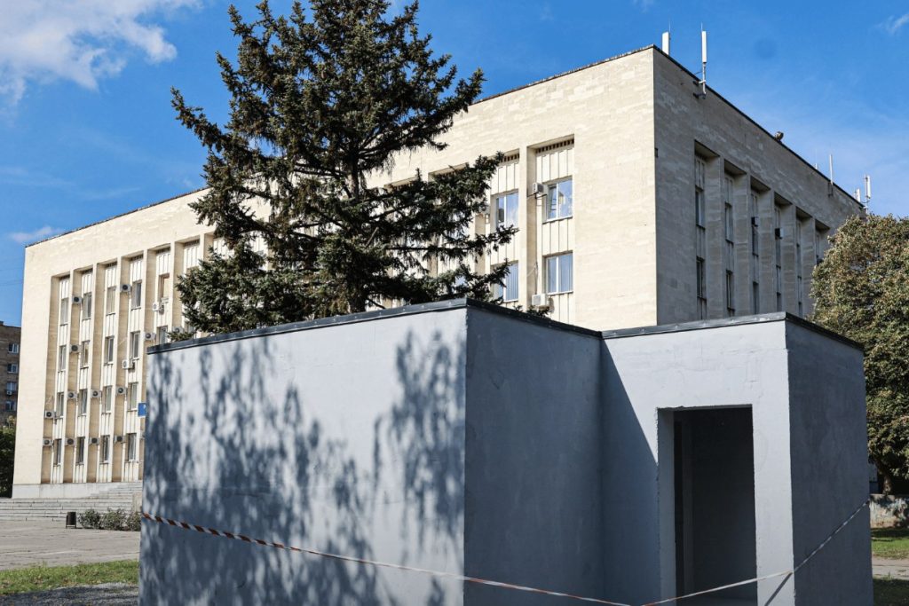Модульне укриття від УВКБ ООН у сквері в Запоріжжі