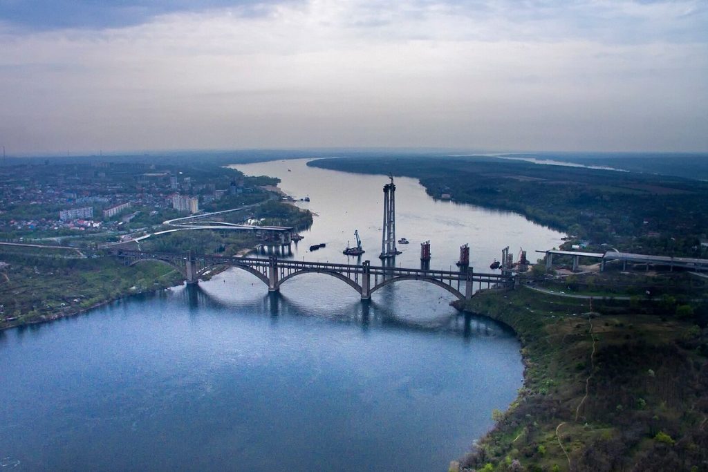 FPV-дрони над Запоріжжям: як діяти в авто, на мосту й у тролейбусі — пам’ятка для запоріжців Мости Преображенського через Дніпро в Запоріжжі, архівне фото
