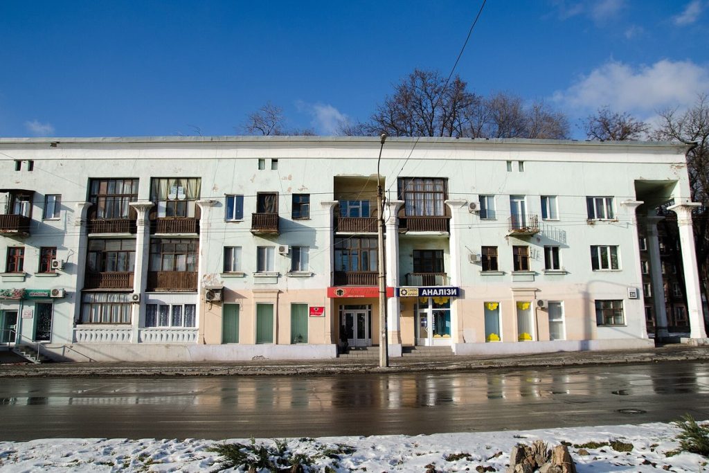 Опалювальний сезон у Запоріжжі 2026: коли дадуть тепло, скільки коштує гігакалорія і що буде з батареями при блекауті Житловий будинок на проспекті Металургів, 24 у Запоріжжі