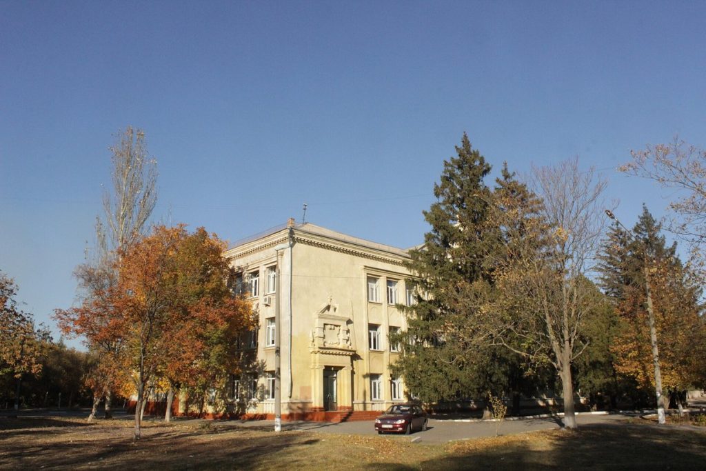 Будівля школи в Запоріжжі восени