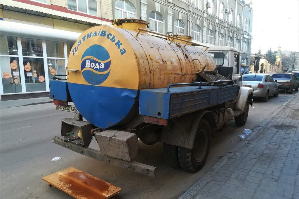 Без води 14 жовтня в Запоріжжі: 728 будинків приватного сектору, гімназія № 77 і садок № 143 — адреси та де брати воду Автоцистерна з питною водою на вулиці міста