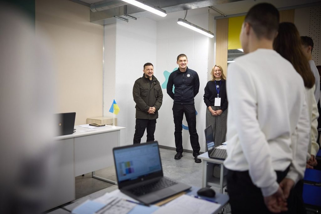 Учні та гості в класі однієї з підземних шкіл Запоріжжя