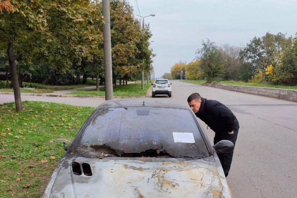 Покинуті авто у дворах Запоріжжя: у Хортицькому районі запрацювала комісія — що буде з машинами і куди повідомити Покинуте авто у дворі Хортицького району Запоріжжя