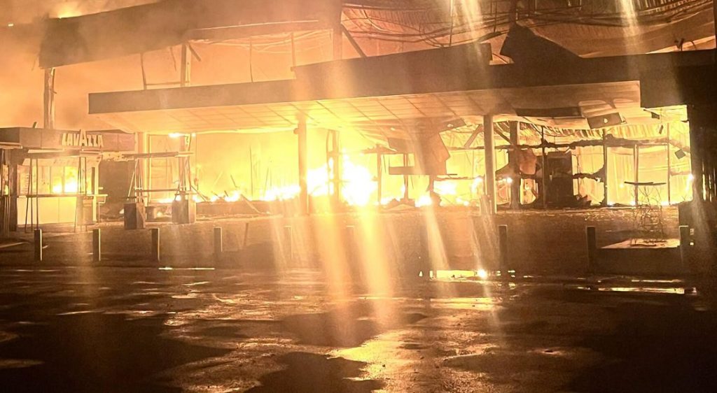 «Сільпо» може піти із Запоріжжя: що відомо про збитки на 1 млрд грн і що це означає для покупців Пожежа в торговельному центрі Запоріжжя після удару дрона, вересень 2026