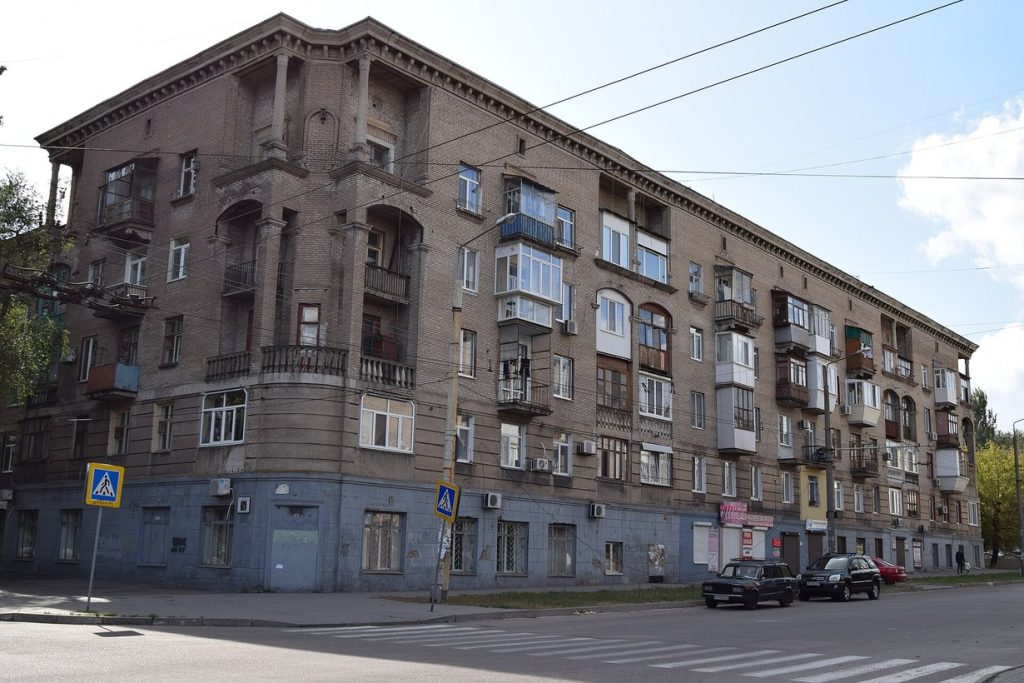 Квартири для ВПО в Запоріжжі: 11 комунальних помешкань за бальною системою — хто отримає більше балів і коли подавати Житловий будинок сталінської забудови в Соцмісті, Запоріжжя