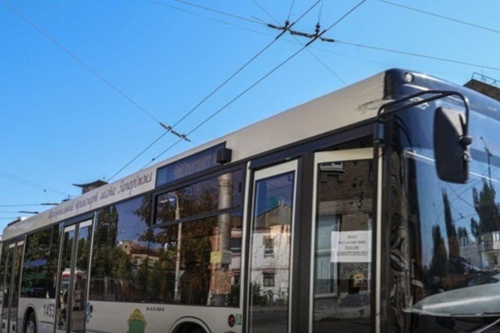 Транспорт у Запоріжжі 20 жовтня: тролейбуси № 3, 8, 14 зі змінами, гребля закрита, електричку на Синельникове скасували Тролейбус «Запоріжелектротрансу» на вулиці Запоріжжя