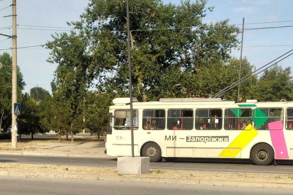 Тролейбус Škoda 14TrM маршруту №3 на вулиці Володимира Українця в Запоріжжі