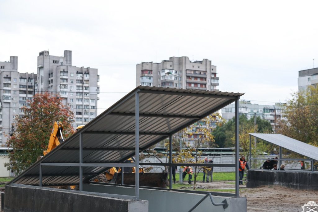Заглиблене укриття в Хортицькому районі Запоріжжя: 50 місць, майже 6 млн грн і коли його відкриють Входи до заглибленого укриття під навісами серед багатоповерхівок Хортицького району Запоріжжя