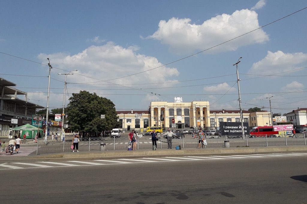 Затримки потягів у Запоріжжі 14 жовтня: які рейси запізнюються до 4,5 години і як повернути гроші за квиток Будівля вокзалу Запоріжжя-1