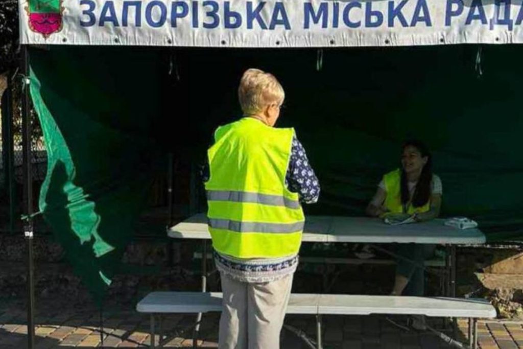 Обстріл Запоріжжя 9 жовтня: куди звертатися, якщо пошкоджено житло, і які виплати можна отримати Пункт допомоги мешканцям Запоріжжя під наметом міської ради