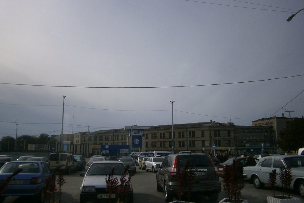 Паркомісця для авто з дітьми до 3 років у Запоріжжі: що вирішив Кабмін, де з’являться знаки з візком і що потрібно водію Припарковані автомобілі на Привокзальній площі в Запоріжжі