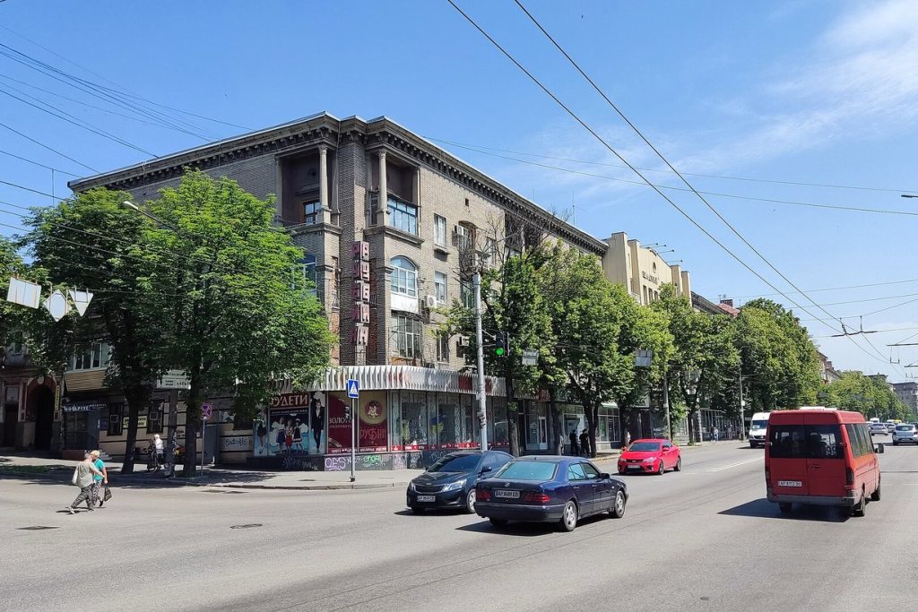 Вулиця в Запоріжжі з багатоповерхівками й автомобілями, архівне фото