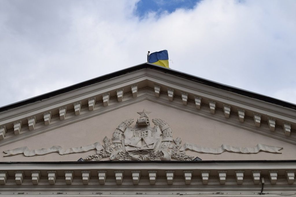 Компенсація до 70 тис. грн за переобладнання авто для ветеранів у Запоріжжі: хто отримає, документи і де подати Будівля Запорізької міської ради на Соборному проспекті, 206