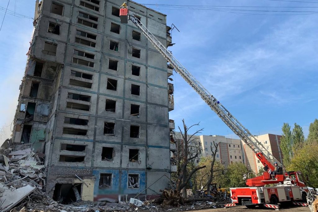 Житлові сертифікати в Запоріжжі: 154 родини купили нове житло, 226 чекають грошей — що робити тим, хто в черзі Зруйнований житловий будинок у Запоріжжі — архівне фото ДСНС