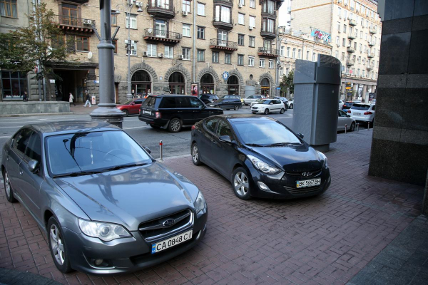 Українці купили майже 200 тисяч імпортованих вживаних авто за рік: який середній вік Українці купили майже 200 тисяч імпортованих вживаних авто за рік: який середній вік